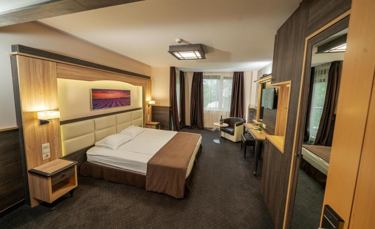 Hotel Zoo - Secured Paid Parking