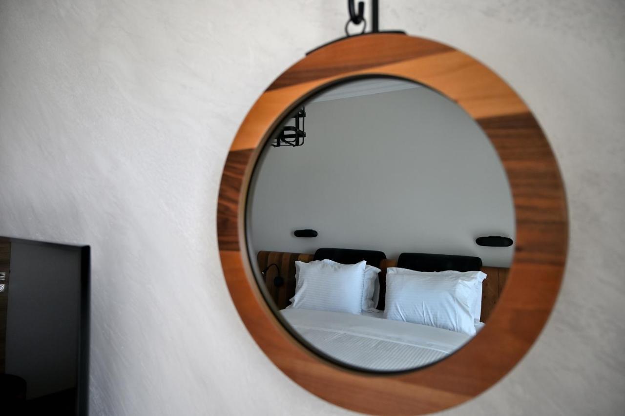 Hotel Zoo - Secured Paid Parking