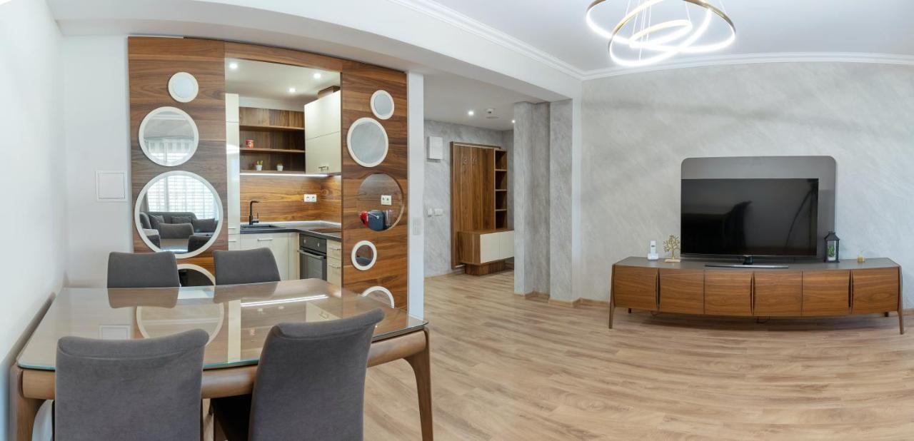 Zoo - Secured Paid Parking Hotel 4*