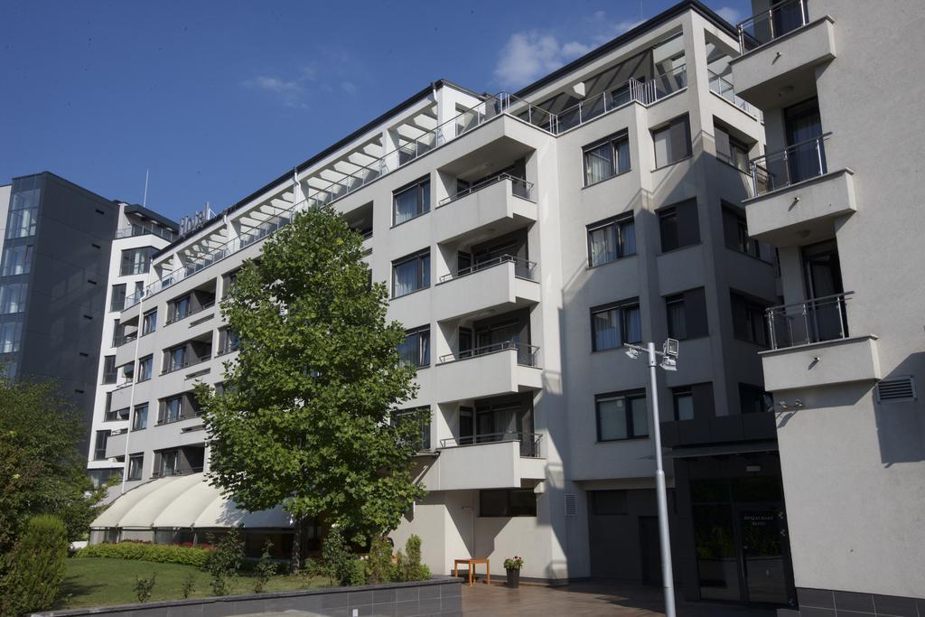 Zoo - Secured Paid Parking Hotel