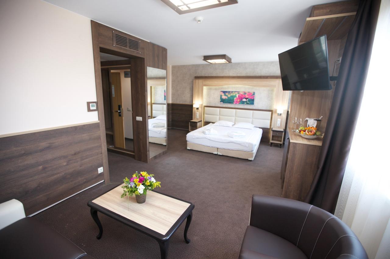 Hotel Zoo - Secured Paid Parking 4*