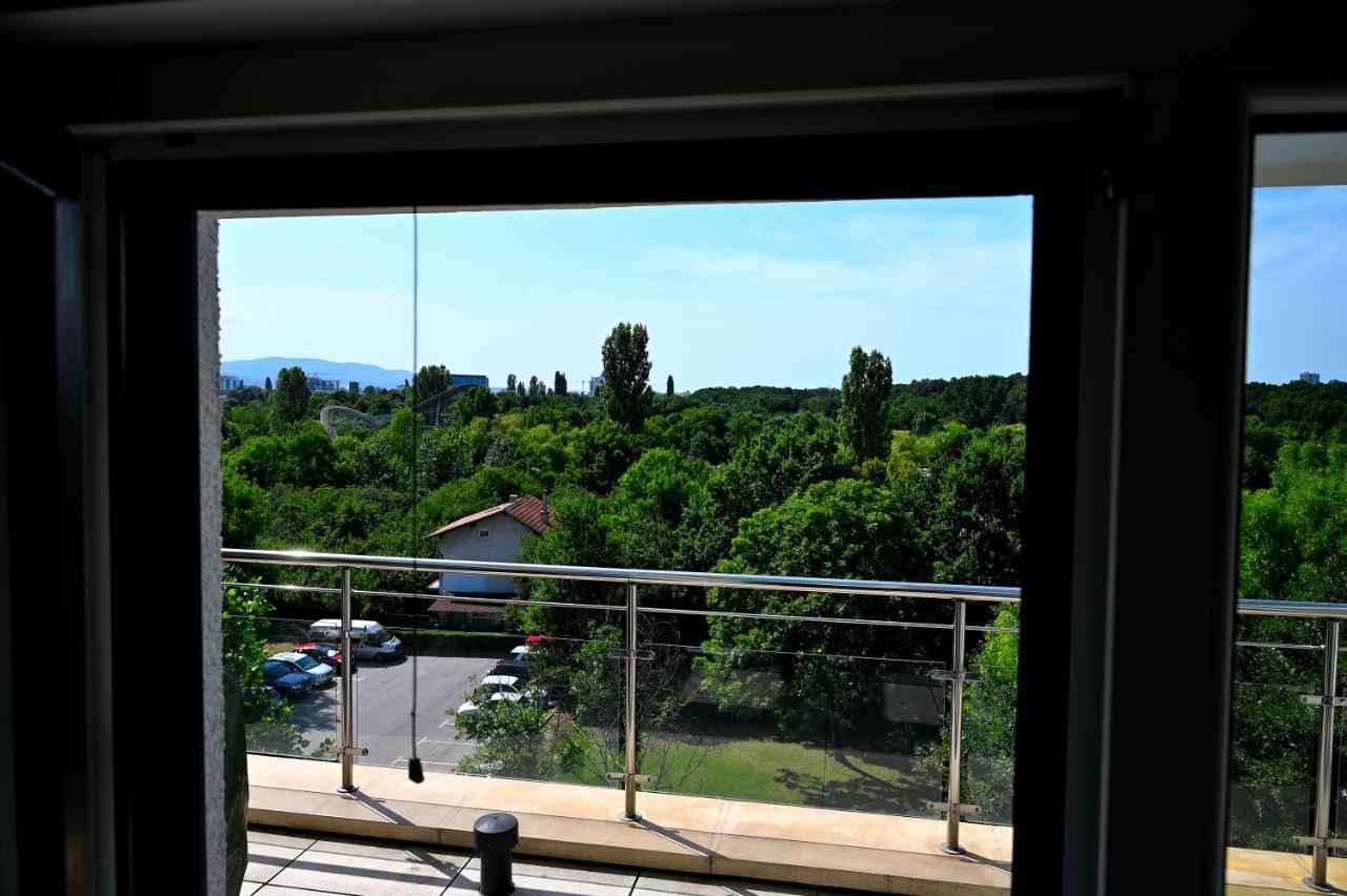 Zoo - Secured Paid Parking Ξενοδοχείο 4*